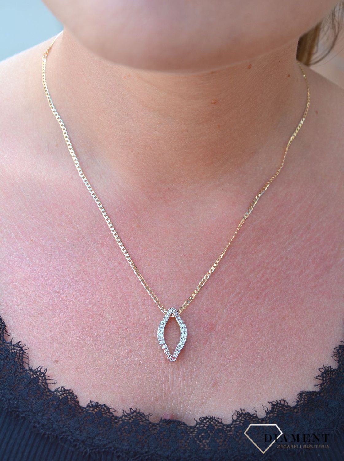 Piękna, grawerowana zawieszka wykonana z białego i żółtego złota próby 333  to propozycja eleganckiej, kobiecej biżuterii. Klasyczny wzór, który nadaje uroku każdej stylizacji..jpg