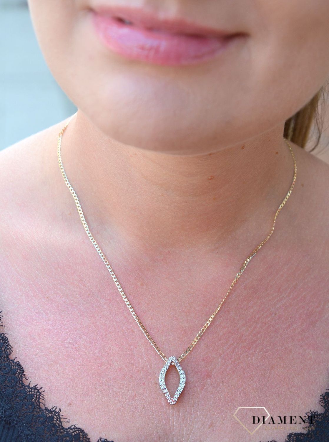 Piękna, grawerowana zawieszka wykonana z białego i żółtego złota próby 333  to propozycja eleganckiej, kobiecej biżuterii. Klasyczny wzór, który nadaje uroku każdej stylizacji..jpg