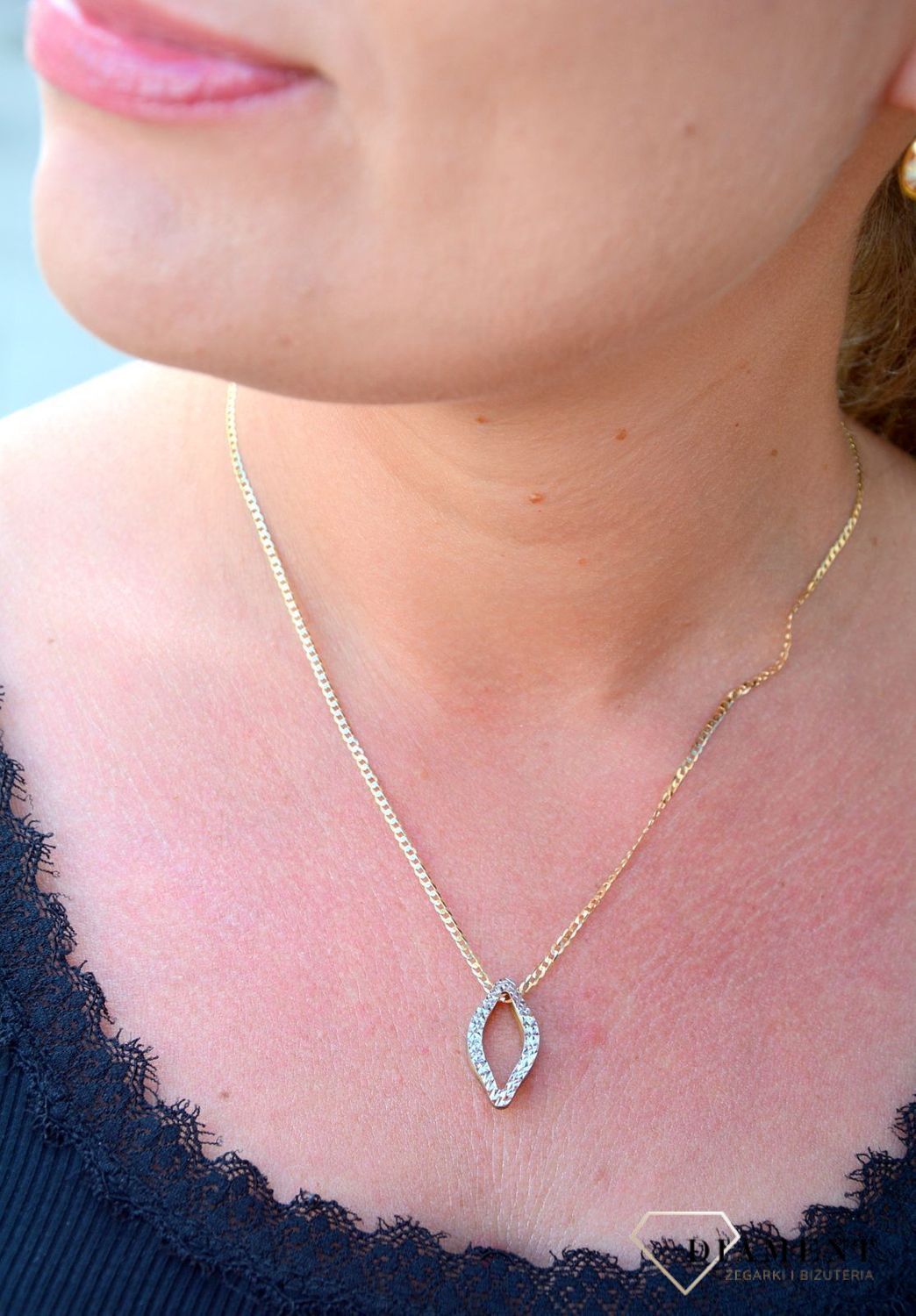 Piękna, grawerowana zawieszka wykonana z białego i żółtego złota próby 333  to propozycja eleganckiej, kobiecej biżuterii. Klasyczny wzór, który nadaje uroku każdej stylizacji..jpg