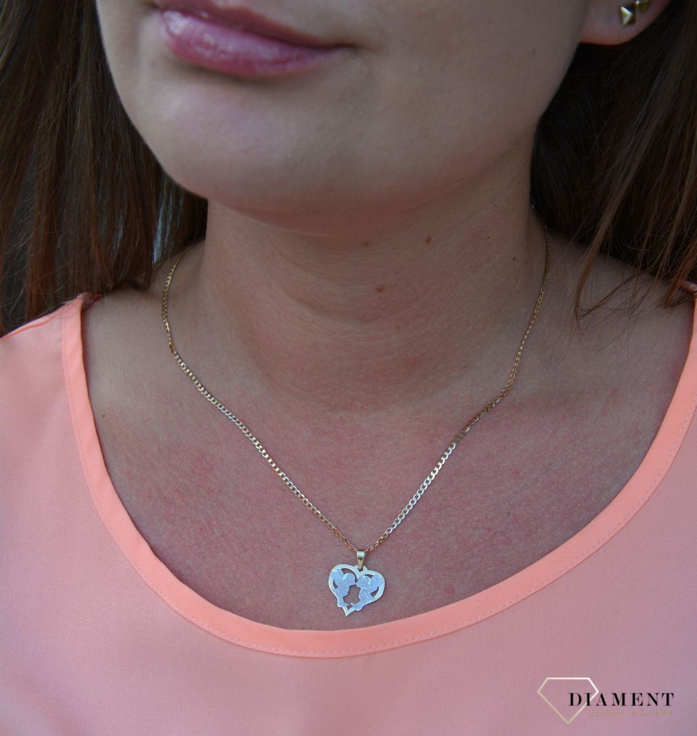 Zawieszka serce z aniołkami próby 333 DIA-ZAW-3031-585.  Złoty wisiorek w kształcie serca  z aniołkami po środku. Wisiorek ten to idealny pomysł na prezent, którym wyjawimy swoje uczucia..jpg