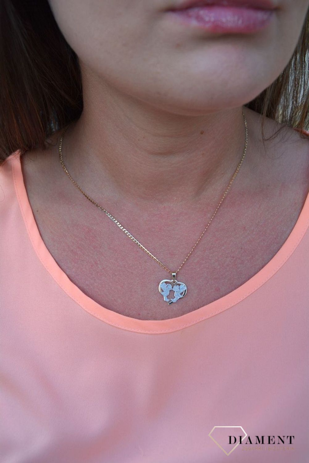 Zawieszka serce z aniołkami próby 333 DIA-ZAW-3031-585.  Złoty wisiorek w kształcie serca  z aniołkami po środku. Wisiorek ten to idealny pomysł na prezent, którym wyjawimy swoje uczucia..jpg