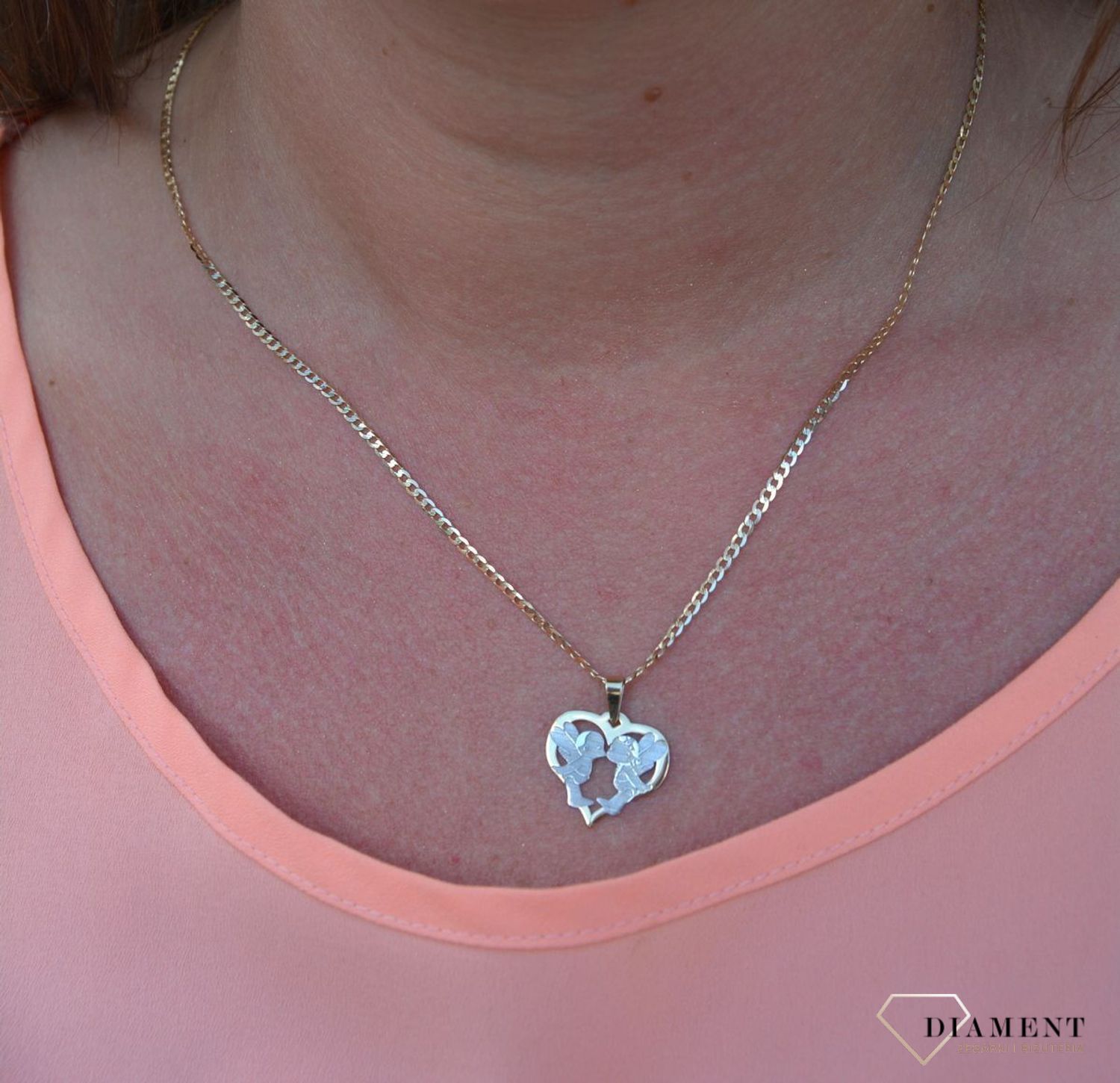 Zawieszka serce z aniołkami próby 333 DIA-ZAW-3031-585.  Złoty wisiorek w kształcie serca  z aniołkami po środku. Wisiorek ten to idealny pomysł na prezent, którym wyjawimy swoje uczucia..jpg