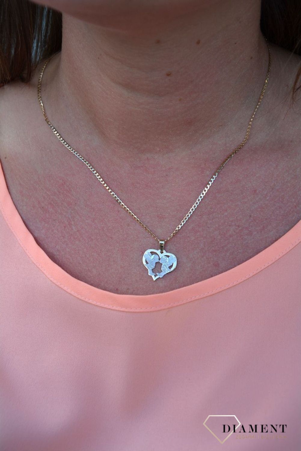 Zawieszka serce z aniołkami próby 333 DIA-ZAW-3031-585.  Złoty wisiorek w kształcie serca  z aniołkami po środku. Wisiorek ten to idealny pomysł na prezent, którym wyjawimy swoje uczucia..jpg