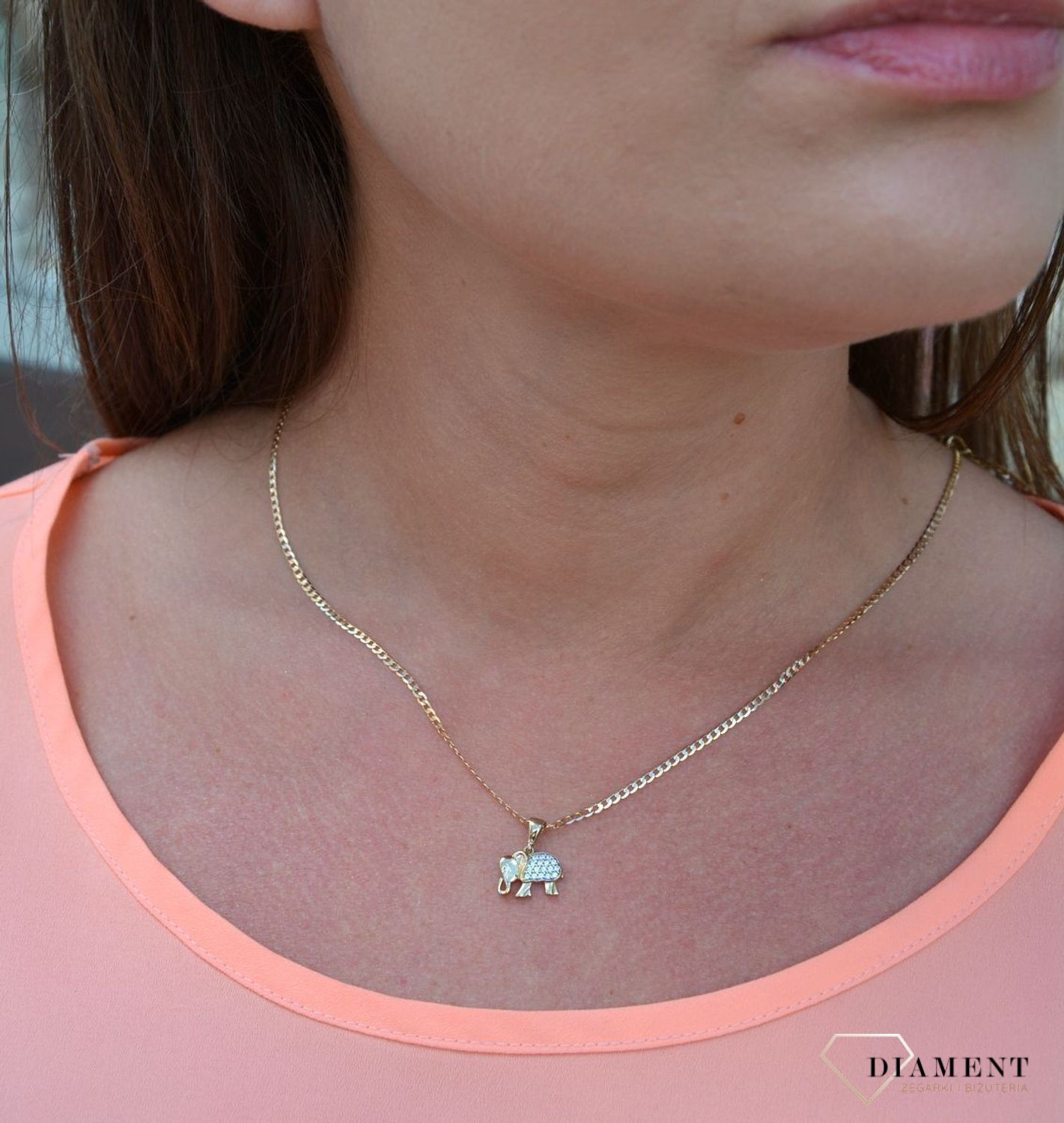 Zawieszka słoń próby 333 DIA-ZAW-3032-333. Złoty wisiorek w kształcie słonia wypełniony cyrkoniami. Wisiorek o minimalistycznym wzornictwie, ale jednocześnie o ogromnym znaczeniu symbolicznym..jpg