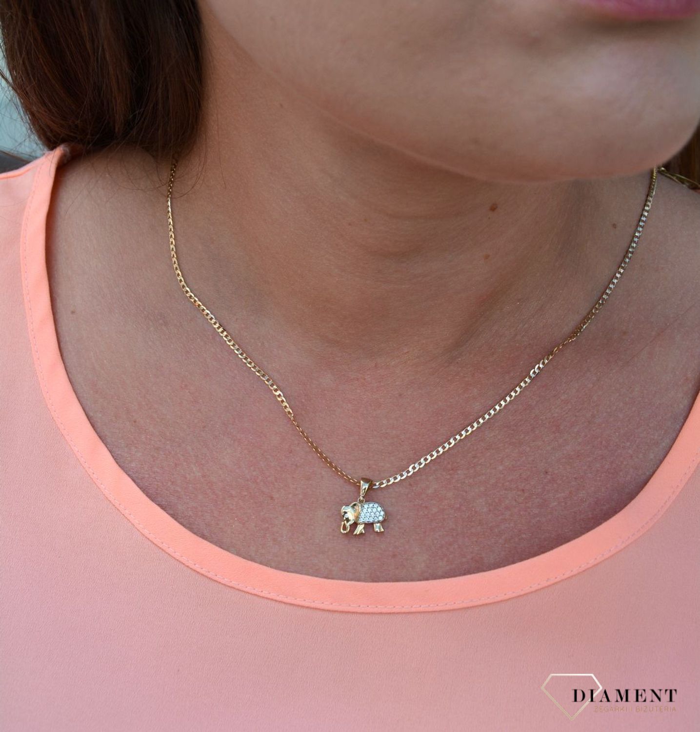 Zawieszka słoń próby 333 DIA-ZAW-3032-333. Złoty wisiorek w kształcie słonia wypełniony cyrkoniami. Wisiorek o minimalistycznym wzornictwie, ale jednocześnie o ogromnym znaczeniu symbolicznym..jpg