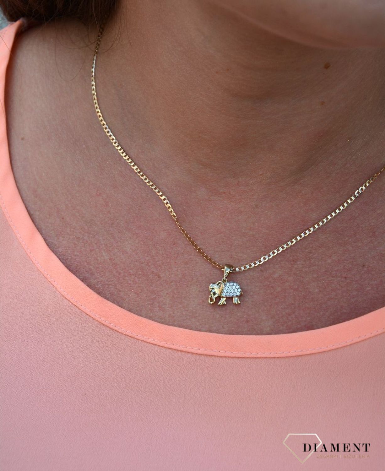 Zawieszka słoń próby 333 DIA-ZAW-3032-333. Złoty wisiorek w kształcie słonia wypełniony cyrkoniami. Wisiorek o minimalistycznym wzornictwie, ale jednocześnie o ogromnym znaczeniu symbolicznym..jpg