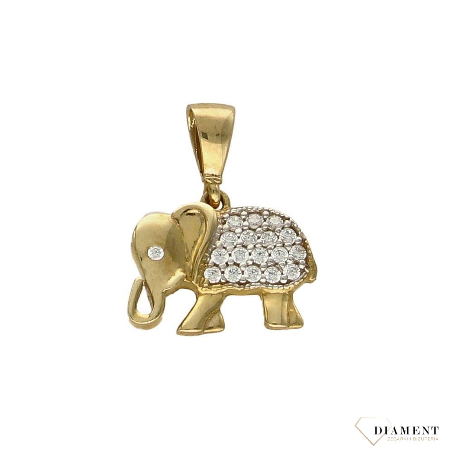 Zawieszka słoń próby 333 DIA-ZAW-3032-333. Złoty wisiorek w kształcie słonia wypełniony cyrkoniami. Wisiorek o minimalistycznym wzornictwie, ale jednocześnie o ogromnym znaczeniu symbolicznym..jpg