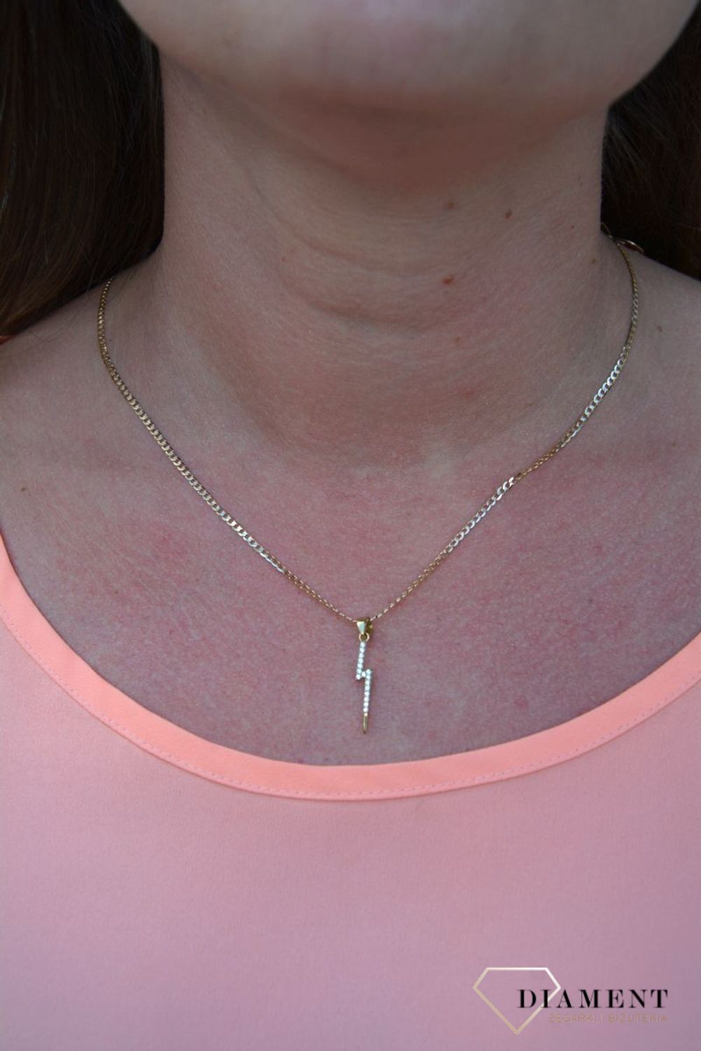 Zawieszka piorunek próby 333 DIA-ZAW-3033-333. Złoty wisiorek w kształcie pioruna wypełniony cyrkonii. Wisiorek ten to idealny pomysł na prezent, którym wyjawimy swoje uczucia..jpg