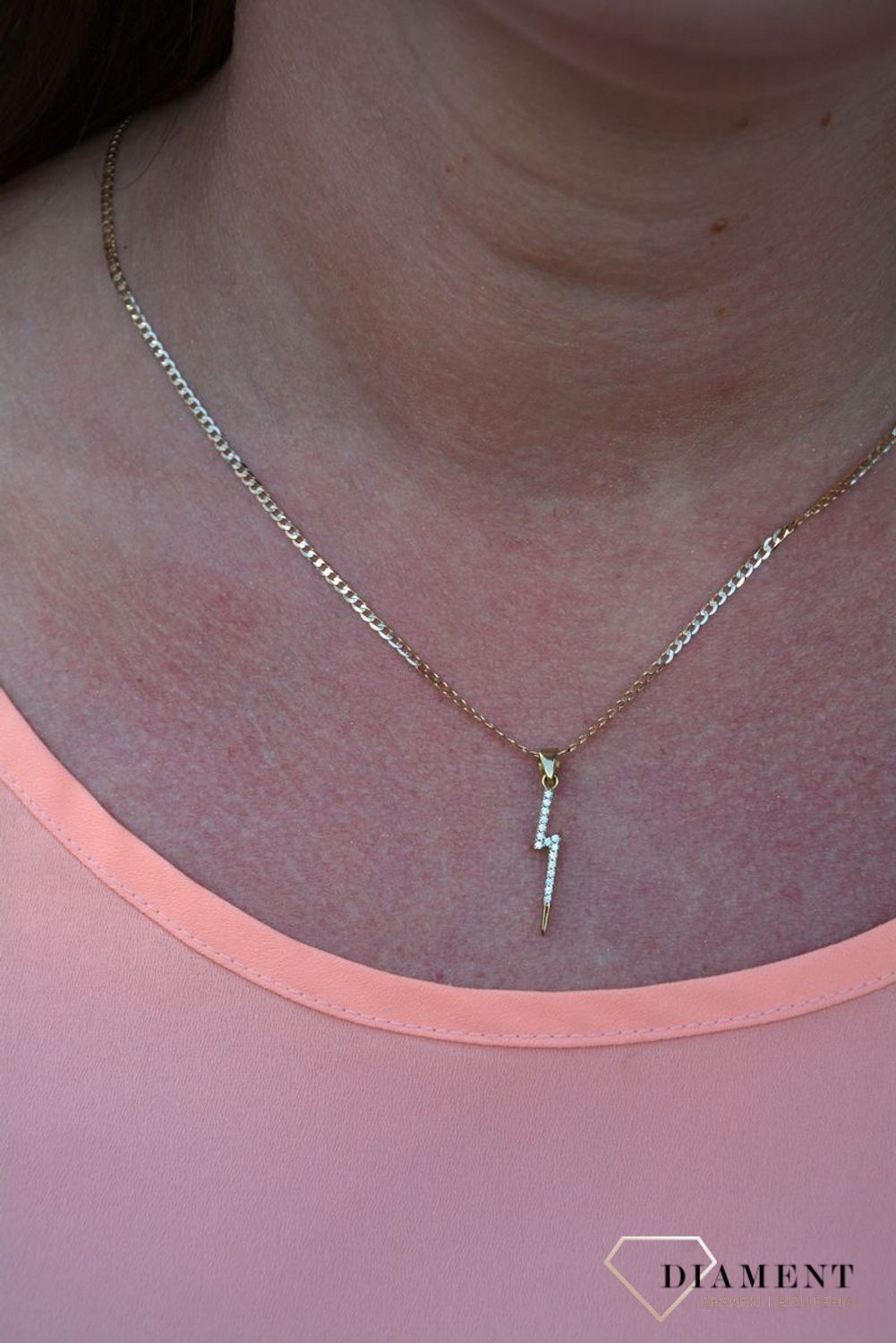 Zawieszka piorunek próby 333 DIA-ZAW-3033-333. Złoty wisiorek w kształcie pioruna wypełniony cyrkonii. Wisiorek ten to idealny pomysł na prezent, którym wyjawimy swoje uczucia..jpg