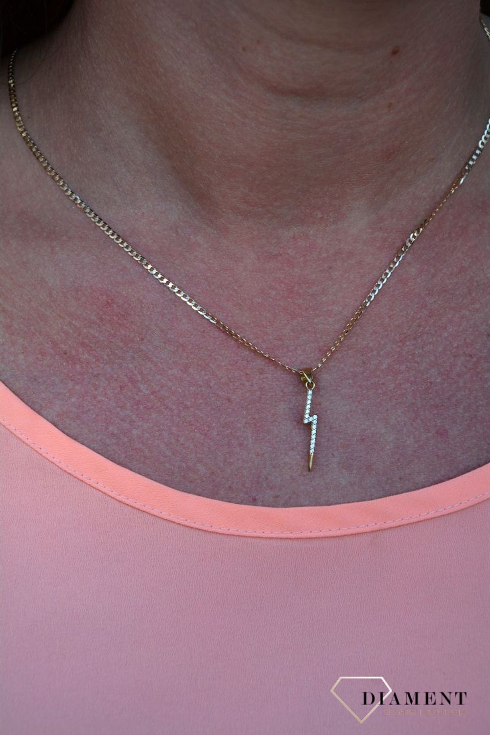 Zawieszka piorunek próby 333 DIA-ZAW-3033-333. Złoty wisiorek w kształcie pioruna wypełniony cyrkonii. Wisiorek ten to idealny pomysł na prezent, którym wyjawimy swoje uczucia..jpg