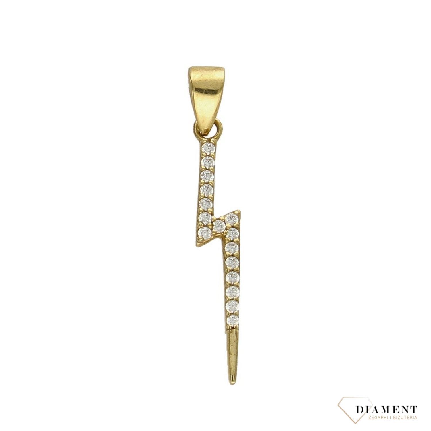 Zawieszka piorunek próby 333 DIA-ZAW-3033-333. Złoty wisiorek w kształcie pioruna wypełniony cyrkonii. Wisiorek ten to idealny pomysł na prezent, którym wyjawimy swoje uczucia..jpg