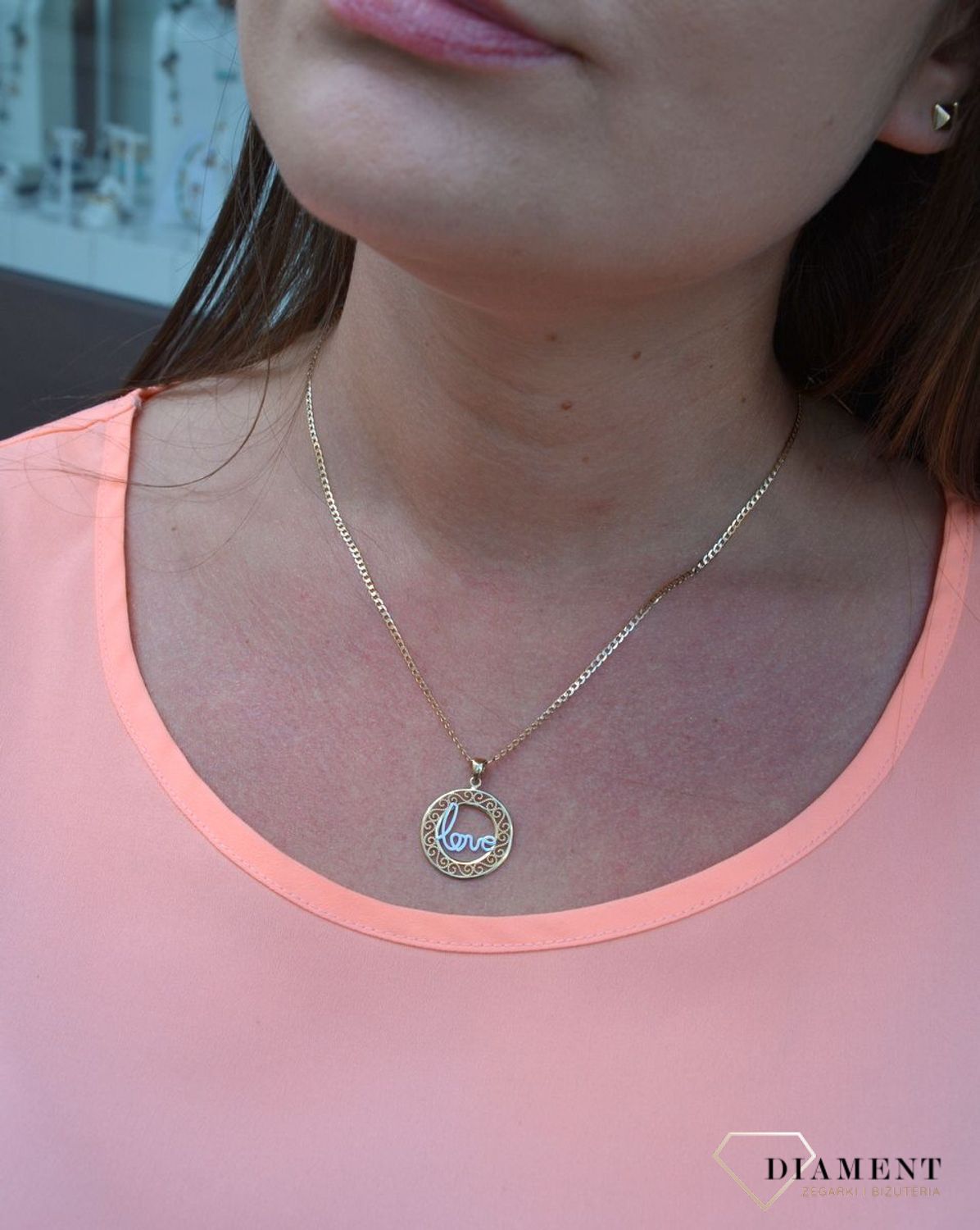 Zawieszka kółko ażur próby 333 DIA-ZAW-3034-333. Złoty wisiorek w kształcie koła wypełniony ażurowym motywem z napisem LOVE po środku..jpg