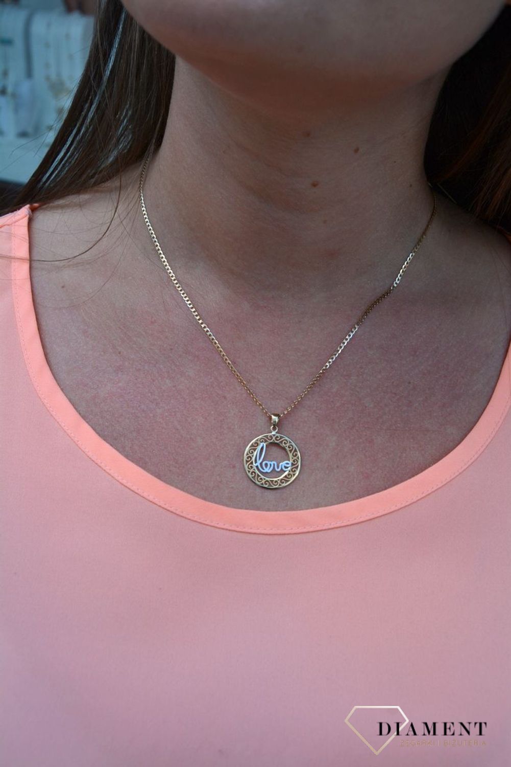 Zawieszka kółko ażur próby 333 DIA-ZAW-3034-333. Złoty wisiorek w kształcie koła wypełniony ażurowym motywem z napisem LOVE po środku..jpg