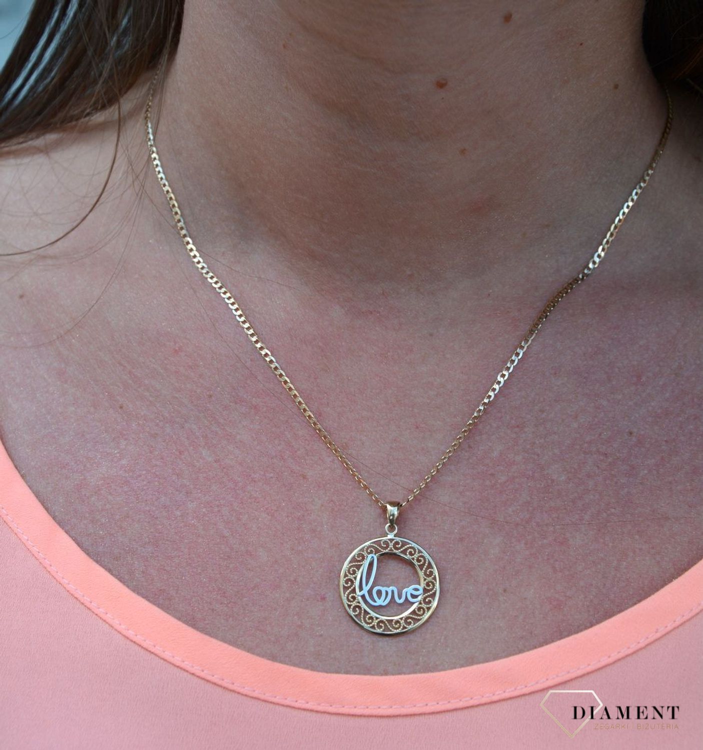 Zawieszka kółko ażur próby 333 DIA-ZAW-3034-333. Złoty wisiorek w kształcie koła wypełniony ażurowym motywem z napisem LOVE po środku..jpg
