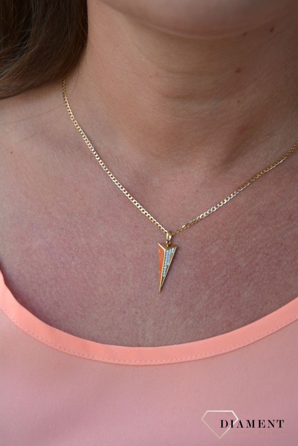 Zawieszka geometryczna z cyrkoniami próby 333. Złoty wisiorek w kształcie figur geometrycznych z cyrkoniami. Wisiorek ten to idealny pomysł na prezent, którym wyjawimy swoje uczucia..jpg