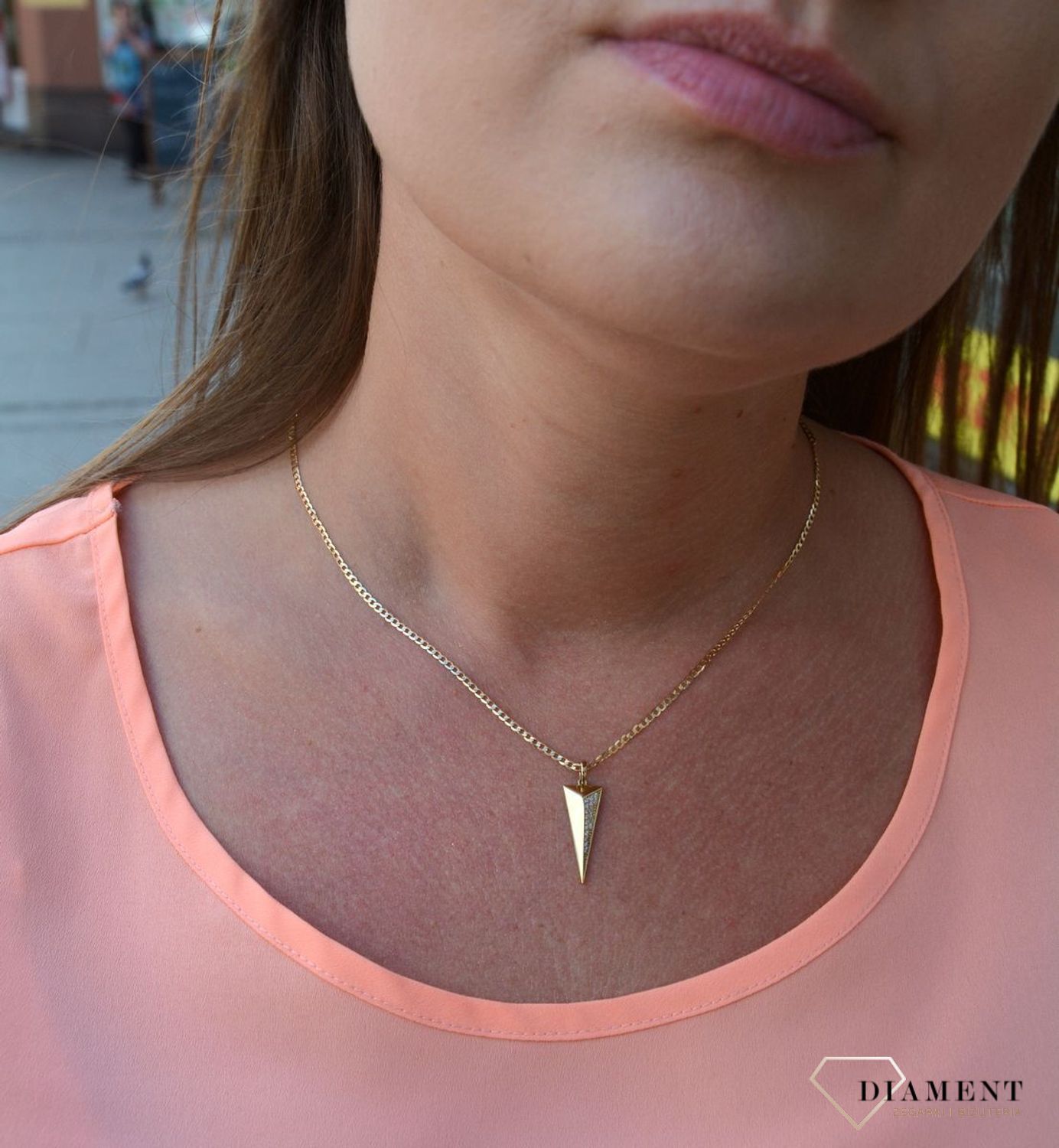 Zawieszka geometryczna z cyrkoniami próby 333. Złoty wisiorek w kształcie figur geometrycznych z cyrkoniami. Wisiorek ten to idealny pomysł na prezent, którym wyjawimy swoje uczucia..jpg