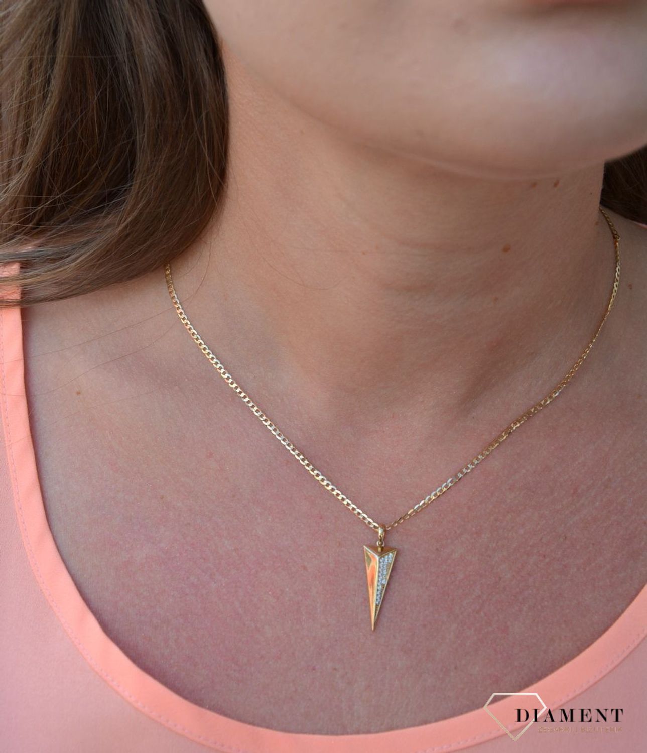 Zawieszka geometryczna z cyrkoniami próby 333. Złoty wisiorek w kształcie figur geometrycznych z cyrkoniami. Wisiorek ten to idealny pomysł na prezent, którym wyjawimy swoje uczucia..jpg