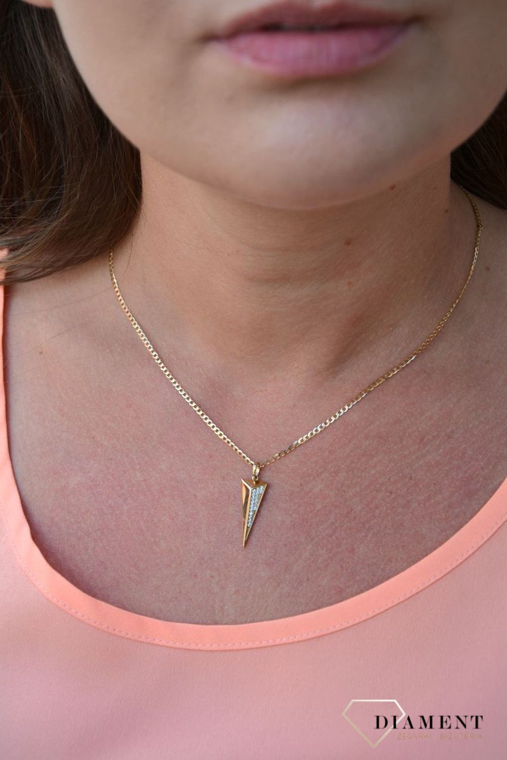Zawieszka geometryczna z cyrkoniami próby 333. Złoty wisiorek w kształcie figur geometrycznych z cyrkoniami. Wisiorek ten to idealny pomysł na prezent, którym wyjawimy swoje uczucia..jpg