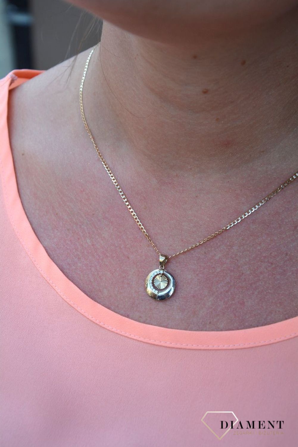 Zawieszka złota próby 333 kółko z cyrkonią DIA-ZAW-3036-333. Wisiorek ten to idealny pomysł na prezent, którym wyjawimy swoje uczucia. Złoto jest metalem szlachetnym znanym i kochanym przez kobiety już od sta.jpg