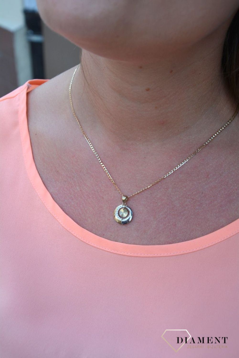 Zawieszka złota próby 333 kółko z cyrkonią DIA-ZAW-3036-333. Wisiorek ten to idealny pomysł na prezent, którym wyjawimy swoje uczucia. Złoto jest metalem szlachetnym znanym i kochanym przez kobiety już od sta.jpg