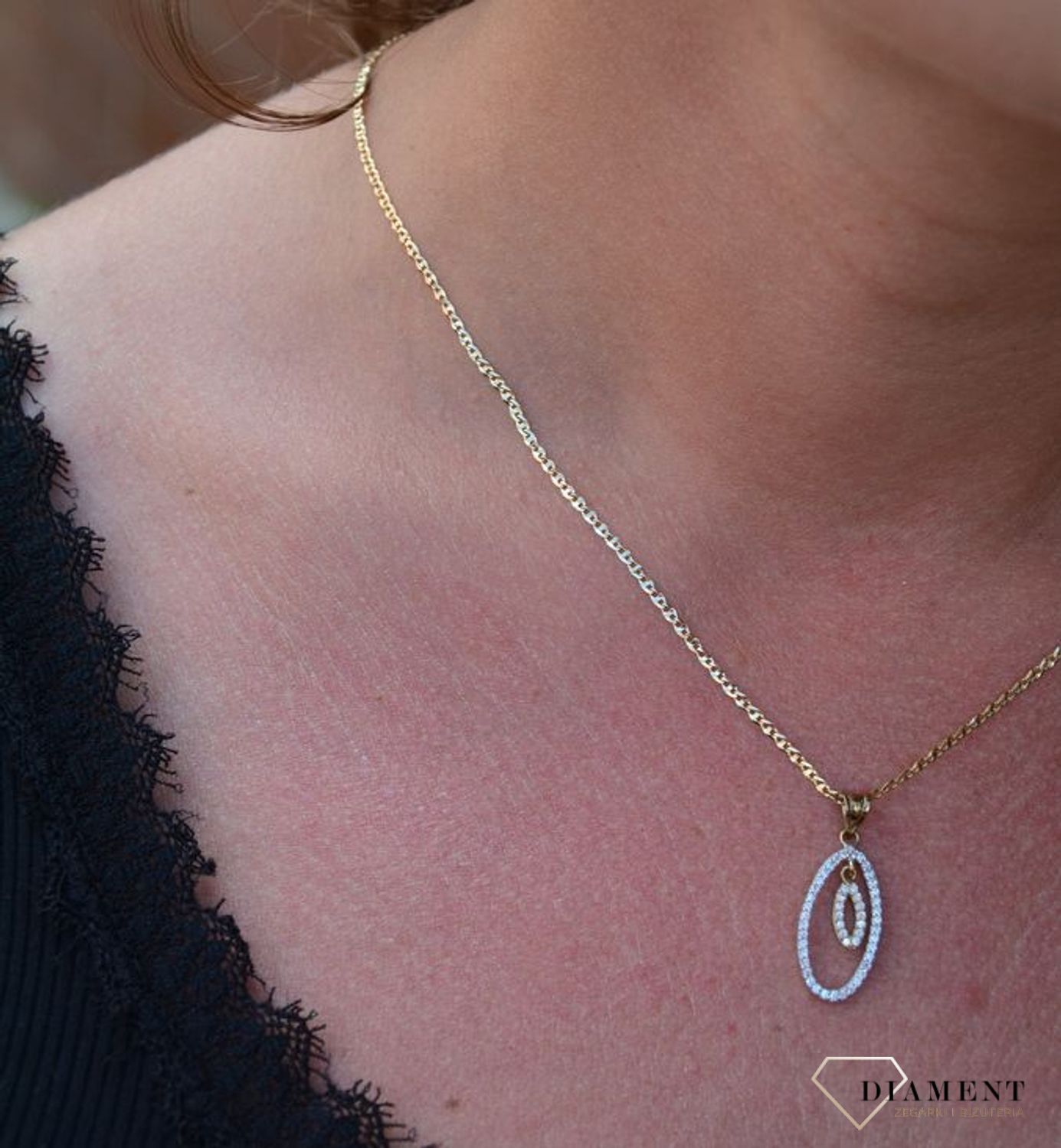 Piękna, złota zawieszka wysadzona drobnymi, jasnymi cyrkoniami to klasyczna propozycja kobiecej biżuterii. Elegancki wzór, który nadaje uroku każdej stylizacji..jpg