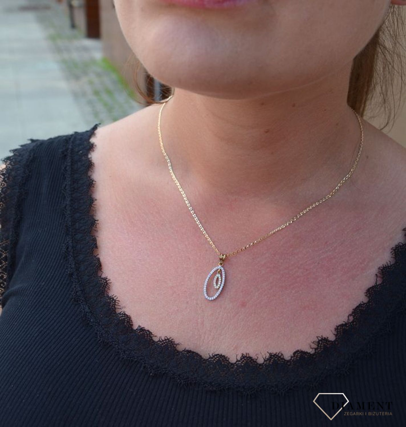 Piękna, złota zawieszka wysadzona drobnymi, jasnymi cyrkoniami to klasyczna propozycja kobiecej biżuterii. Elegancki wzór, który nadaje uroku każdej stylizacji..jpg
