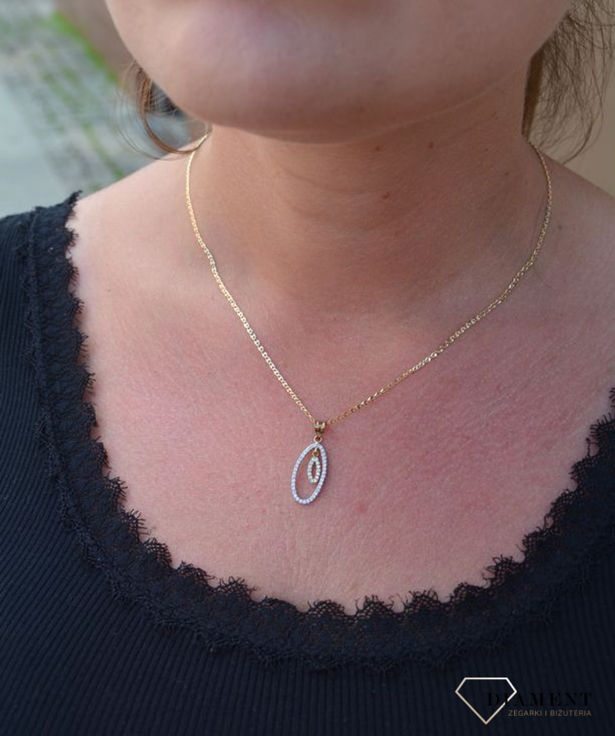 Piękna, złota zawieszka wysadzona drobnymi, jasnymi cyrkoniami to klasyczna propozycja kobiecej biżuterii. Elegancki wzór, który nadaje uroku każdej stylizacji..jpg