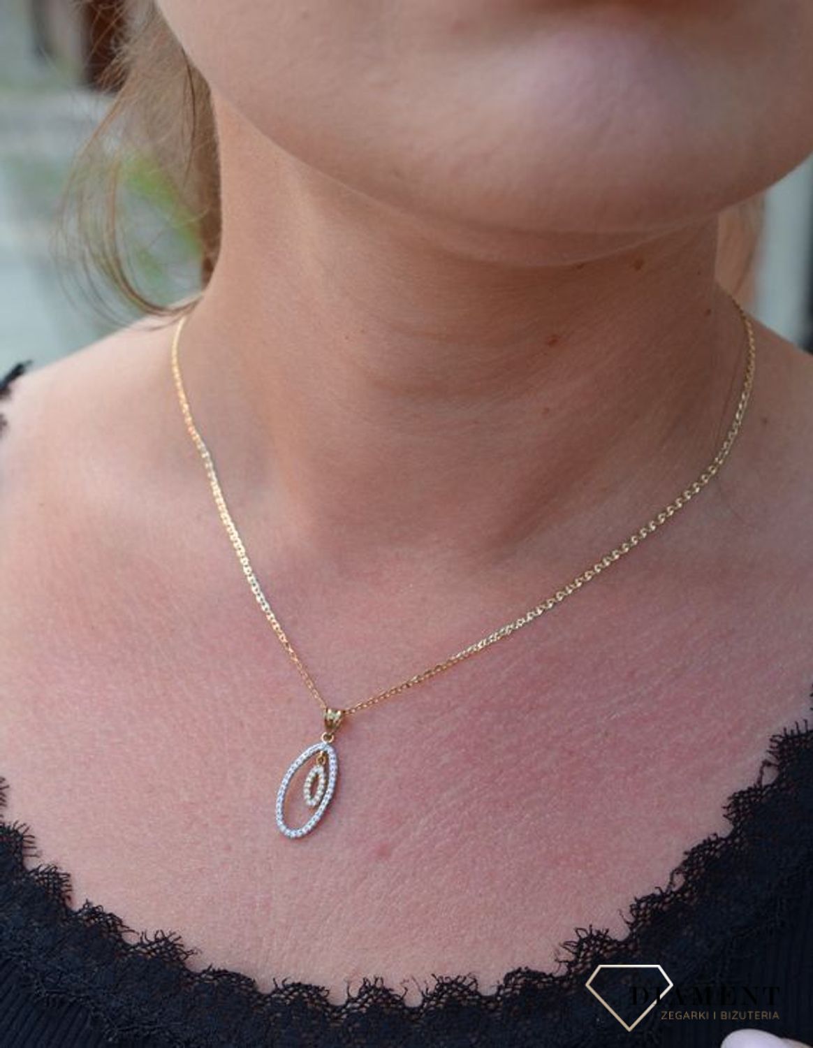 Piękna, złota zawieszka wysadzona drobnymi, jasnymi cyrkoniami to klasyczna propozycja kobiecej biżuterii. Elegancki wzór, który nadaje uroku każdej stylizacji..jpg