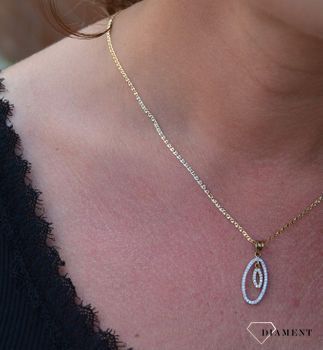 Piękna, złota zawieszka wysadzona drobnymi, jasnymi cyrkoniami to klasyczna propozycja kobiecej biżuterii. Elegancki wzór, który nadaje uroku każdej stylizacji (1).JPG