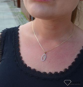 Piękna, złota zawieszka wysadzona drobnymi, jasnymi cyrkoniami to klasyczna propozycja kobiecej biżuterii. Elegancki wzór, który nadaje uroku każdej stylizacji (2).JPG