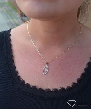 Piękna, złota zawieszka wysadzona drobnymi, jasnymi cyrkoniami to klasyczna propozycja kobiecej biżuterii. Elegancki wzór, który nadaje uroku każdej stylizacji (3).JPG