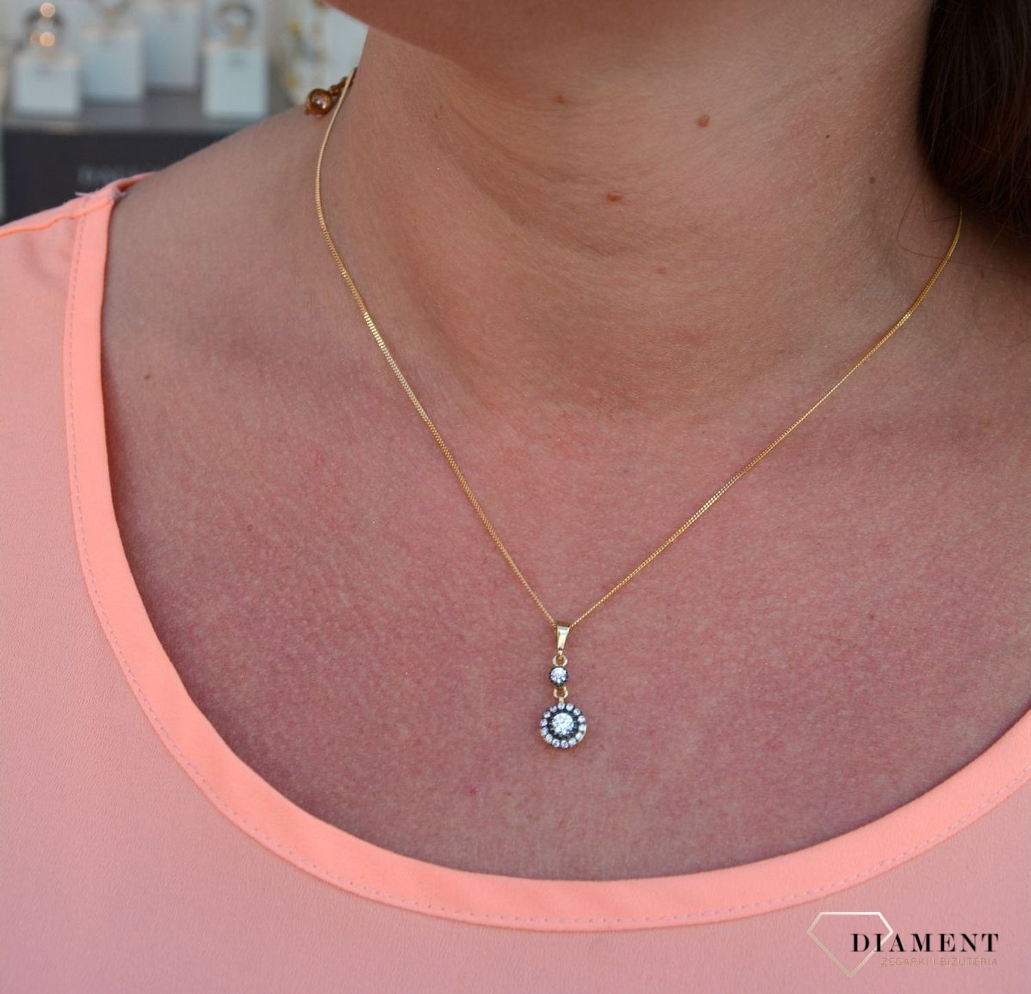 Zawieszka cyrkonie próba 333 DIA-ZAW-3038-333. Złoty wisiorek w kształcie koła wypełniony cyrkoniami. Wisiorek ten to idealny pomysł na prezent..jpg