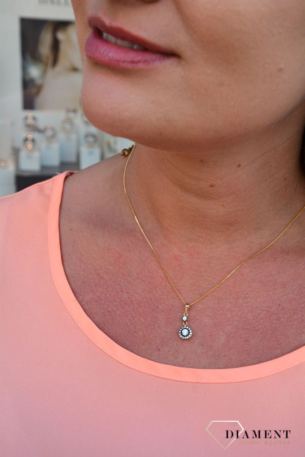 Zawieszka cyrkonie próba 333 DIA-ZAW-3038-333. Złoty wisiorek w kształcie koła wypełniony cyrkoniami. Wisiorek ten to idealny pomysł na prezent..jpg