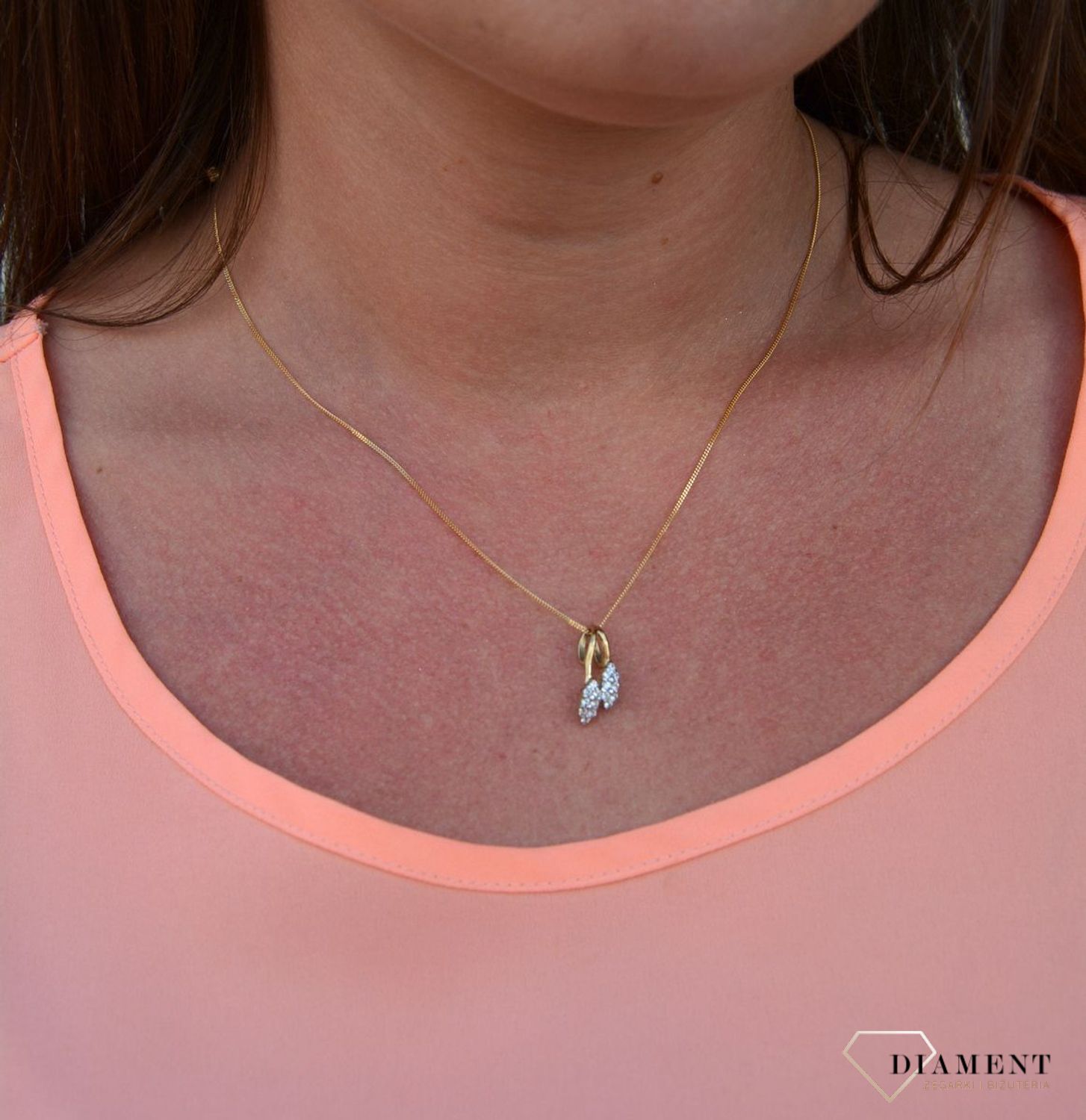 Zawieszka próby 333 z cyrkonią  DIA-ZAW-3039-333. Złoty wisiorek w kształcie dwóch wisienek wypełnionych cyrkoniami. Wisiorek ten to idealny pomysł na prezent, którym wyjawimy swoje uczucia..jpg