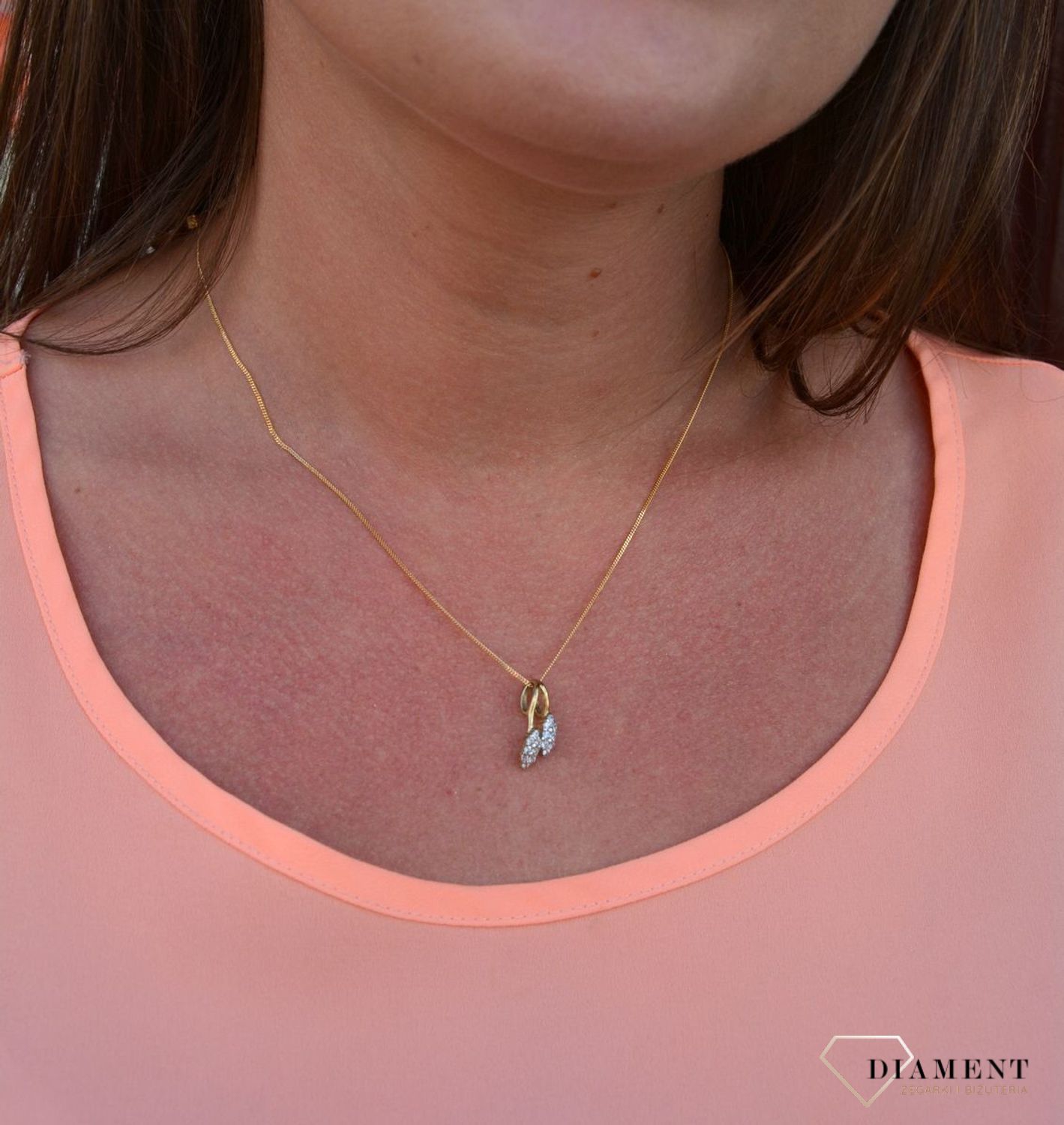 Zawieszka próby 333 z cyrkonią  DIA-ZAW-3039-333. Złoty wisiorek w kształcie dwóch wisienek wypełnionych cyrkoniami. Wisiorek ten to idealny pomysł na prezent, którym wyjawimy swoje uczucia..jpg