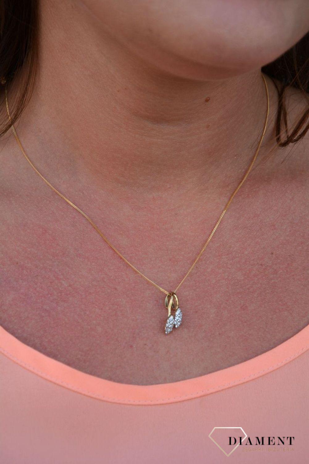 Zawieszka próby 333 z cyrkonią  DIA-ZAW-3039-333. Złoty wisiorek w kształcie dwóch wisienek wypełnionych cyrkoniami. Wisiorek ten to idealny pomysł na prezent, którym wyjawimy swoje uczucia..jpg