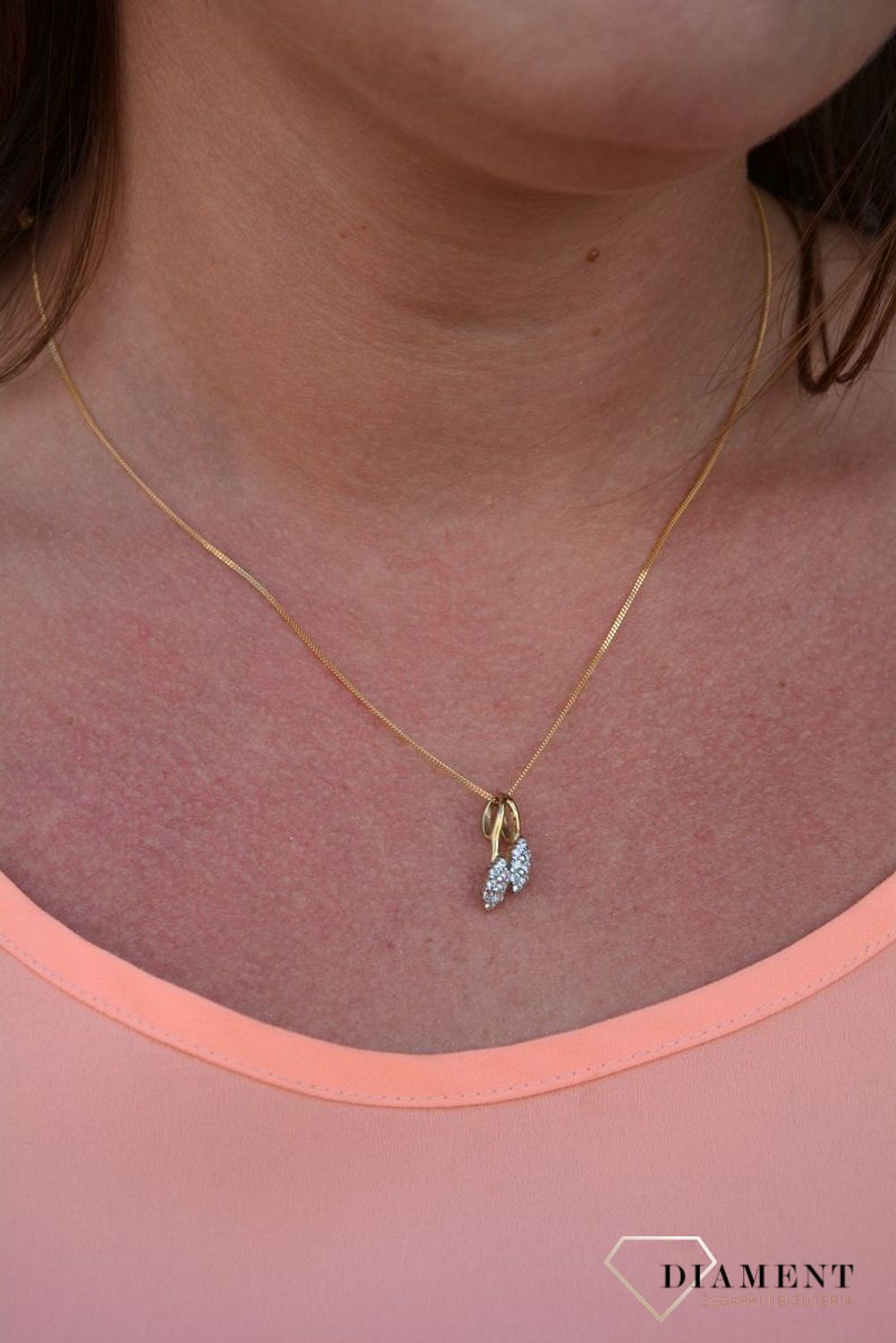 Zawieszka próby 333 z cyrkonią  DIA-ZAW-3039-333. Złoty wisiorek w kształcie dwóch wisienek wypełnionych cyrkoniami. Wisiorek ten to idealny pomysł na prezent, którym wyjawimy swoje uczucia..jpg