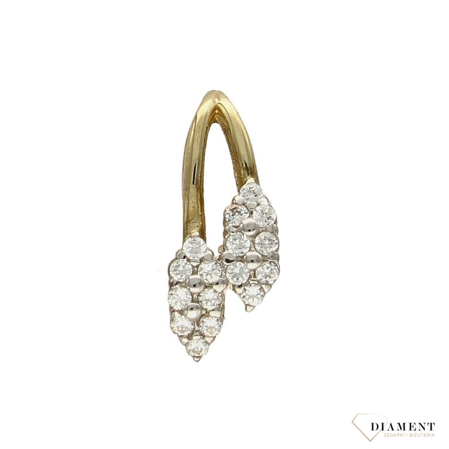 Zawieszka próby 333 z cyrkonią  DIA-ZAW-3039-333. Złoty wisiorek w kształcie dwóch wisienek wypełnionych cyrkoniami. Wisiorek ten to idealny pomysł na prezent, którym wyjawimy swoje uczucia..jpg