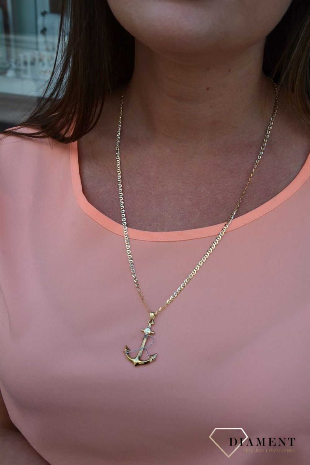 Zawieszka kotwica próby 333 DIA-ZAW-3040-333. Złoty wisiorek w kształcie kotwicy. Kotwica to od wieków jeden z najważniejszych symboli w kulturze nadmorskiej. Symbolizuje stabilizację, bezpieczeństwo i cierpl.jpg