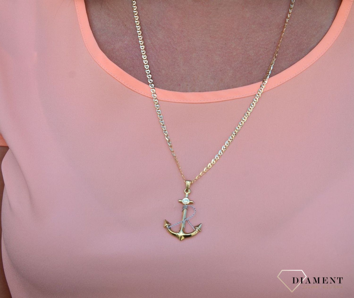 Zawieszka kotwica próby 333 DIA-ZAW-3040-333. Złoty wisiorek w kształcie kotwicy. Kotwica to od wieków jeden z najważniejszych symboli w kulturze nadmorskiej. Symbolizuje stabilizację, bezpieczeństwo i cierpl.jpg