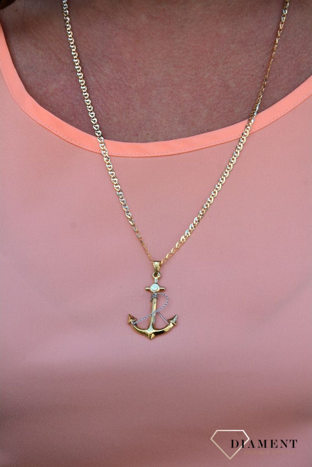 Zawieszka kotwica próby 333 DIA-ZAW-3040-333. Złoty wisiorek w kształcie kotwicy. Kotwica to od wieków jeden z najważniejszych symboli w kulturze nadmorskiej. Symbolizuje stabilizację, bezpieczeństwo i cierpl.jpg