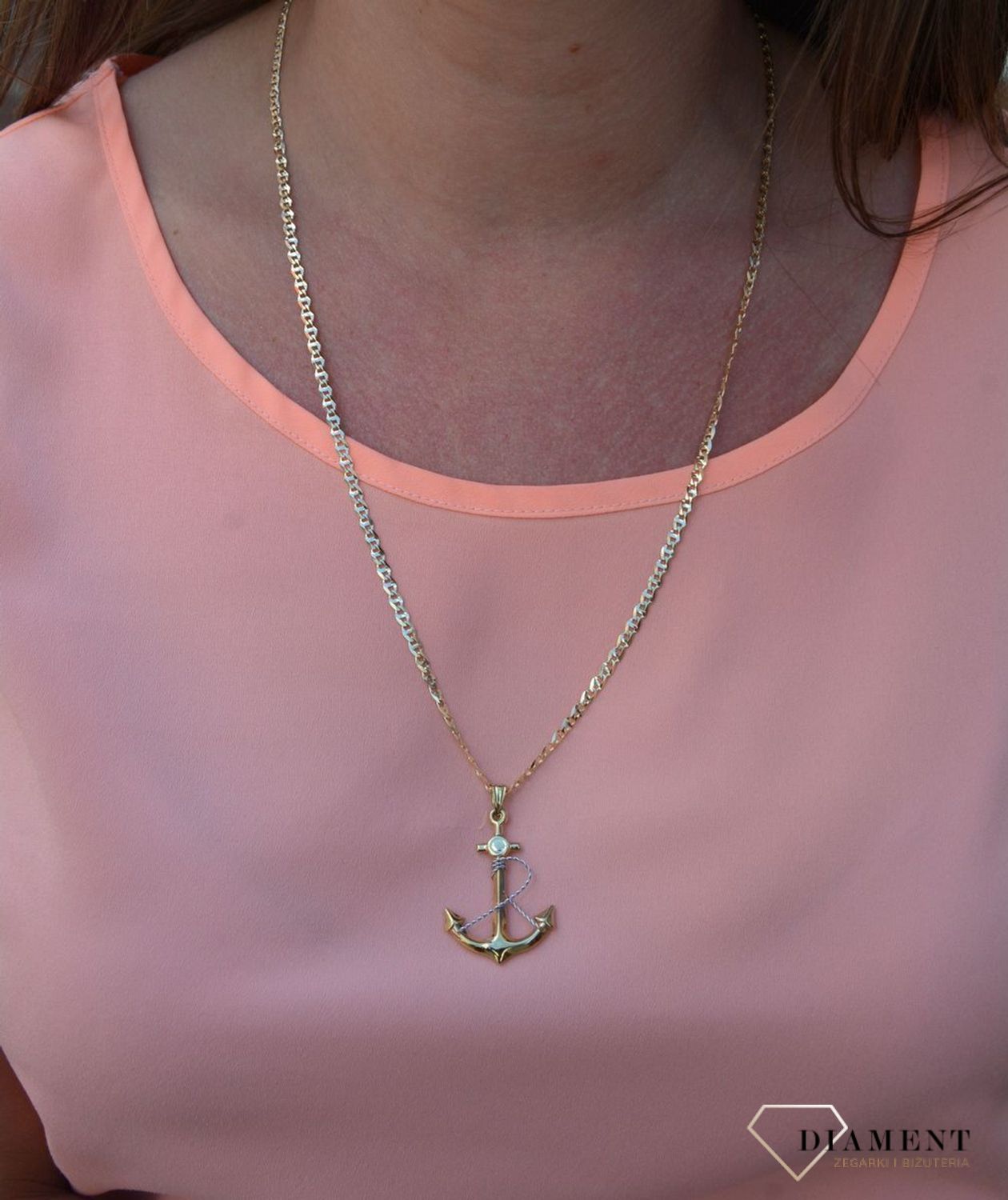 Zawieszka kotwica próby 333 DIA-ZAW-3040-333. Złoty wisiorek w kształcie kotwicy. Kotwica to od wieków jeden z najważniejszych symboli w kulturze nadmorskiej. Symbolizuje stabilizację, bezpieczeństwo i cierpl.jpg