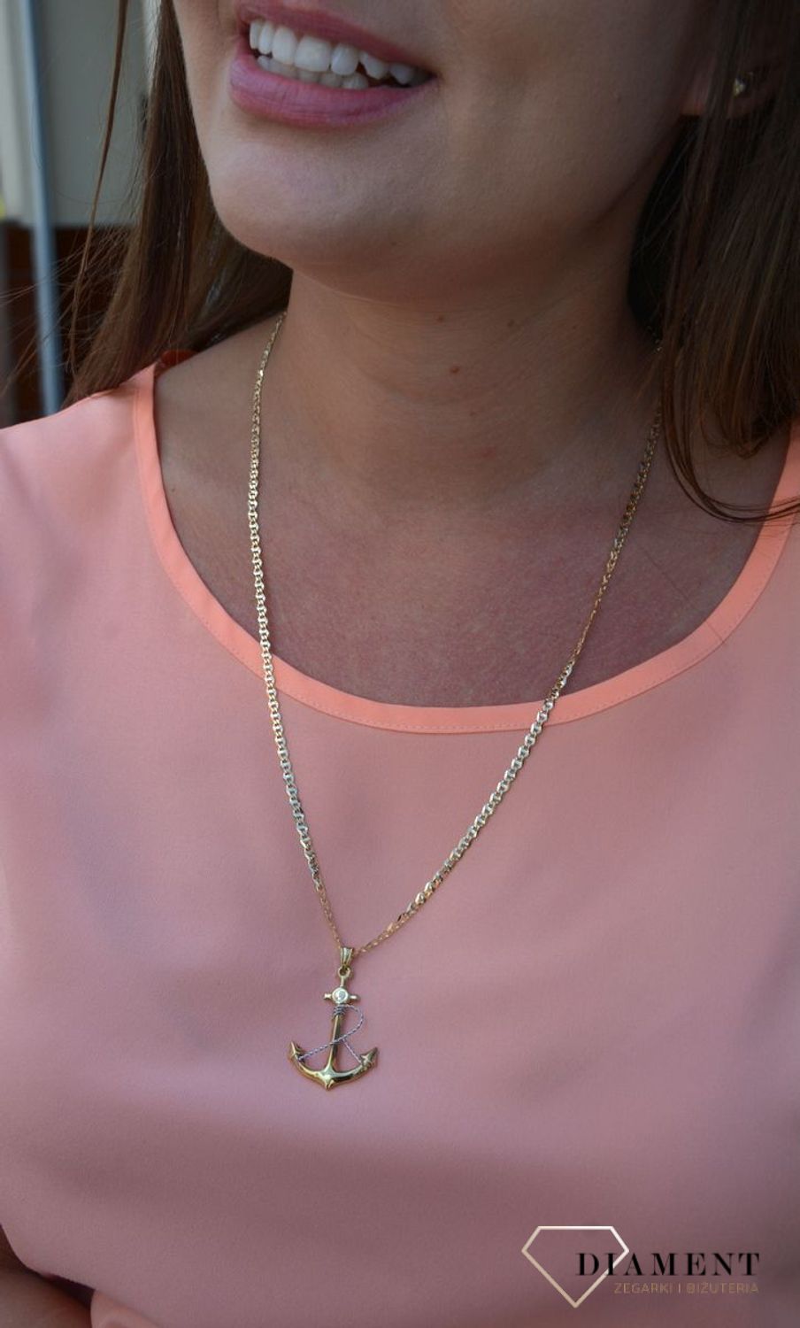 Zawieszka kotwica próby 333 DIA-ZAW-3040-333. Złoty wisiorek w kształcie kotwicy. Kotwica to od wieków jeden z najważniejszych symboli w kulturze nadmorskiej. Symbolizuje stabilizację, bezpieczeństwo i cierpl.jpg