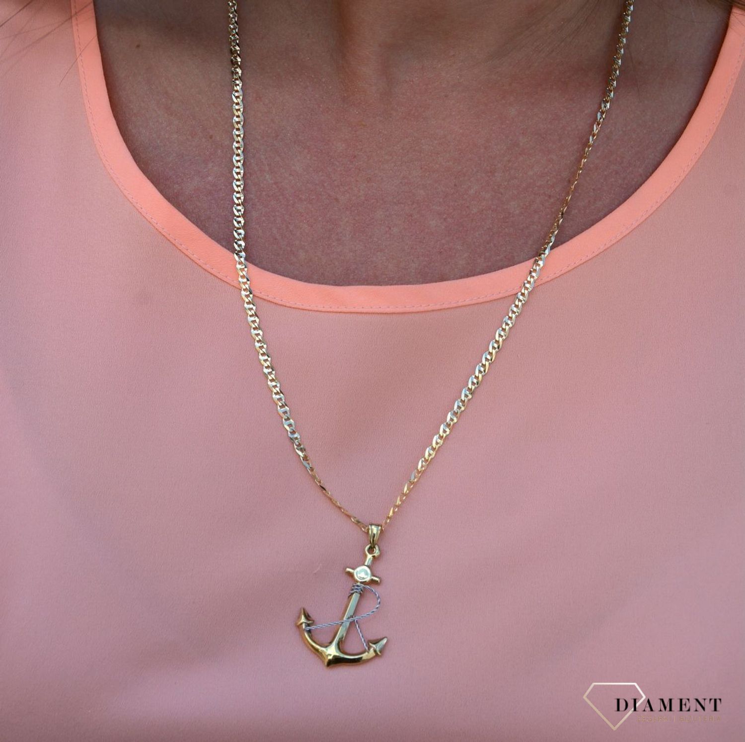 Zawieszka kotwica próby 333 DIA-ZAW-3040-333. Złoty wisiorek w kształcie kotwicy. Kotwica to od wieków jeden z najważniejszych symboli w kulturze nadmorskiej. Symbolizuje stabilizację, bezpieczeństwo i cierpl.jpg