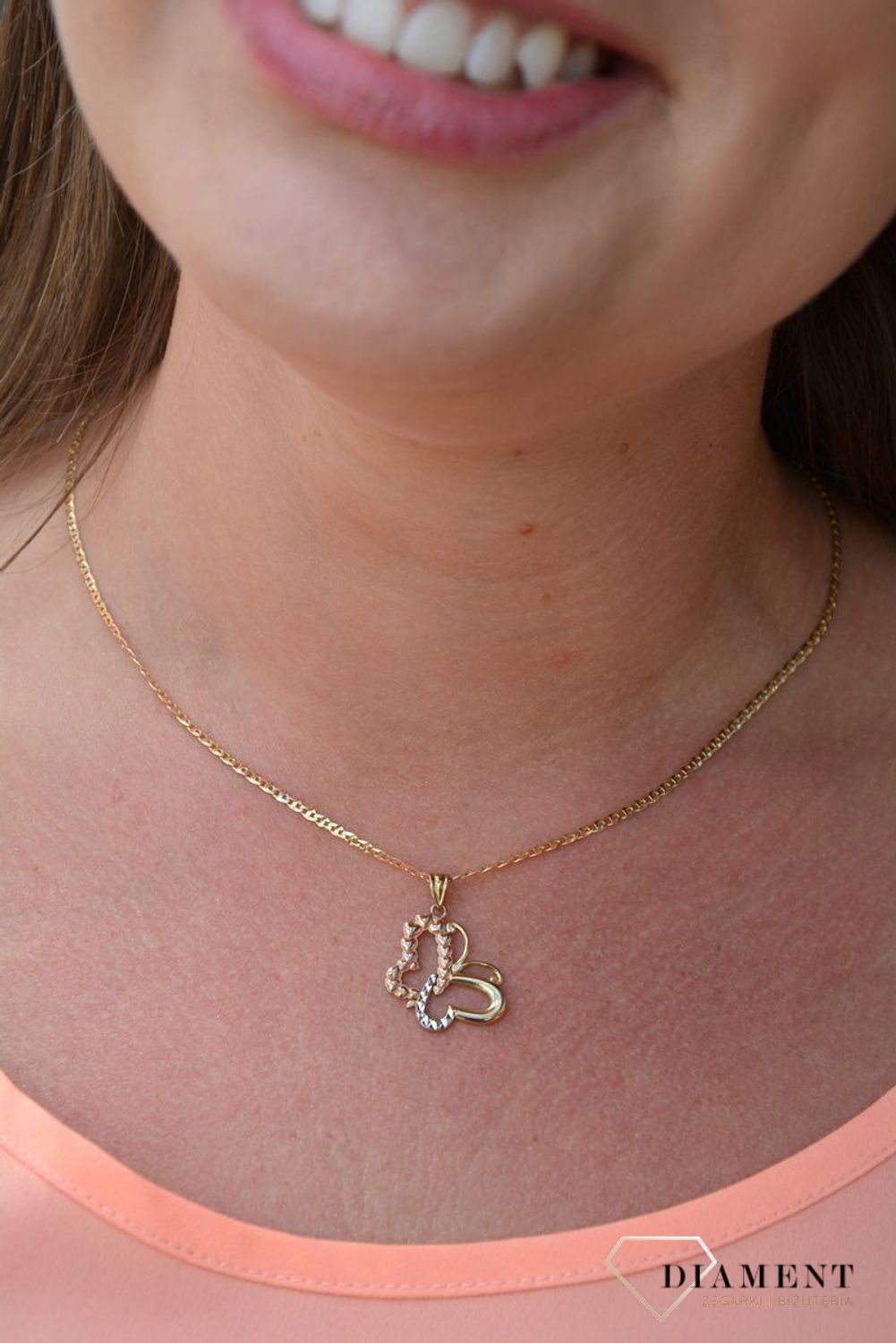 Zawieszka motyl próby 333 DIA-ZAW-3041-333. Złoty wisiorek w kształcie motylka wypełniony grawerowanym motywem z dodatkiem białego oraz różowego  złota. Wisiorek ten to idealny pomysł na prezent, którym wyjaw.jpg