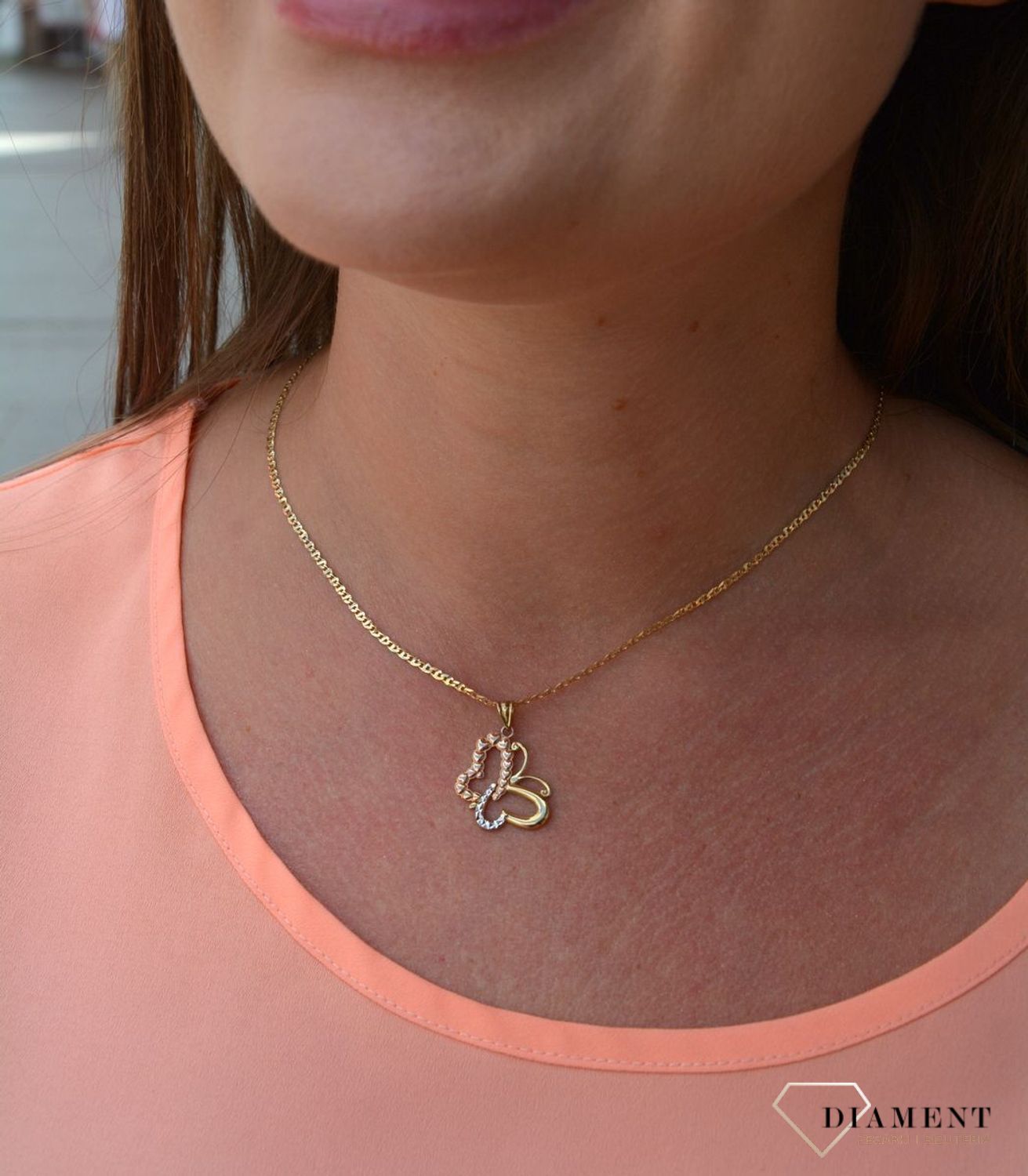 Zawieszka motyl próby 333 DIA-ZAW-3041-333. Złoty wisiorek w kształcie motylka wypełniony grawerowanym motywem z dodatkiem białego oraz różowego  złota. Wisiorek ten to idealny pomysł na prezent, którym wyjaw.jpg