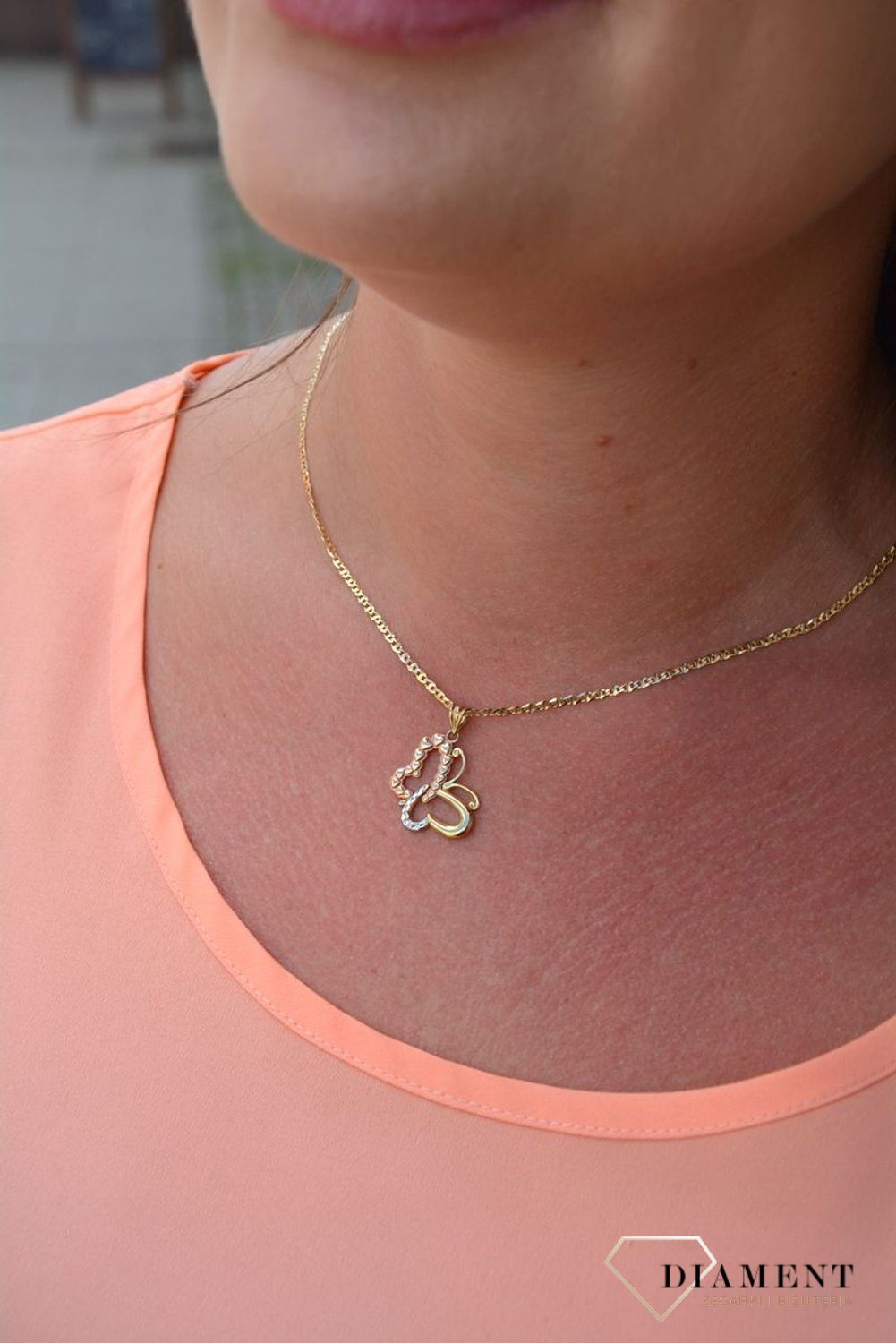 Zawieszka motyl próby 333 DIA-ZAW-3041-333. Złoty wisiorek w kształcie motylka wypełniony grawerowanym motywem z dodatkiem białego oraz różowego  złota. Wisiorek ten to idealny pomysł na prezent, którym wyjaw.jpg