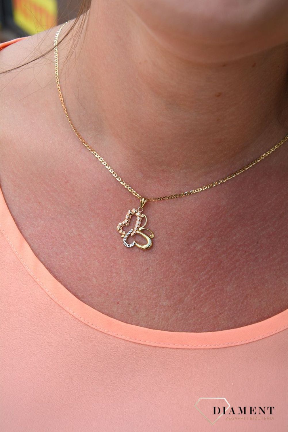 Zawieszka motyl próby 333 DIA-ZAW-3041-333. Złoty wisiorek w kształcie motylka wypełniony grawerowanym motywem z dodatkiem białego oraz różowego  złota. Wisiorek ten to idealny pomysł na prezent, którym wyjaw.jpg