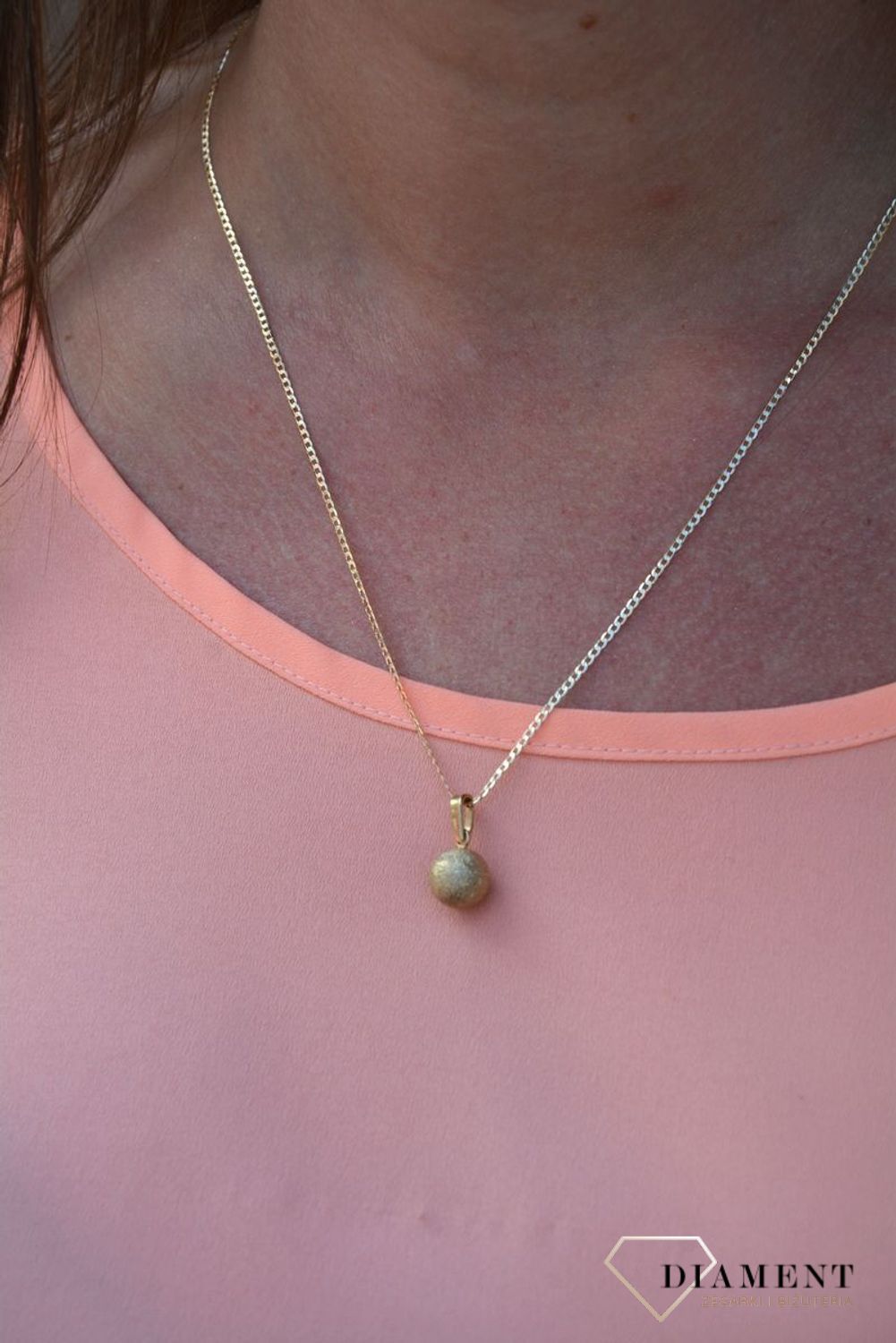 Zawieszka KULKA próby 333 DIA-ZAW-3042-333.  Złoty wisiorek w kształcie kulki o strukturze mieniących się drobinek. Wisiorek ten to idealny pomysł na prezent..jpg