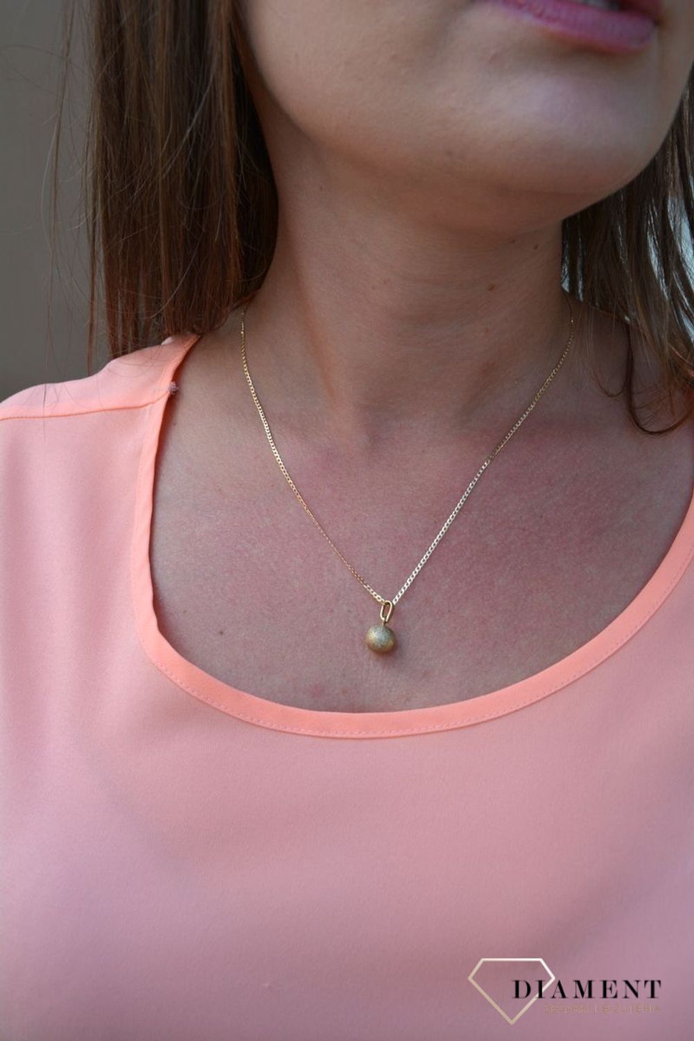 Zawieszka KULKA próby 333 DIA-ZAW-3042-333.  Złoty wisiorek w kształcie kulki o strukturze mieniących się drobinek. Wisiorek ten to idealny pomysł na prezent..jpg